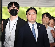 검찰 “윤관석, 입법 청탁받고 국감 때마다 관련 질의...실제 법령 개정”