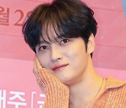 [포토] 김재중, 핑크 눈빛