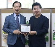 청곡 이종환 화백, 충북모금회 나눔리더 가입