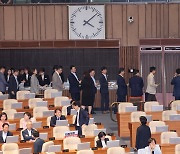 이진숙 방통위원장 탄핵안 가결..대통령실 "오물풍선과 무슨 차이"