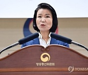 '직무정지' 이진숙 "거대 야당 횡포에 맞설 것"