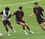 Bayern Munich train in Seoul — in pictures