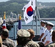 한국 해군 함정서 역사상 첫 미 해군 장교 진급식