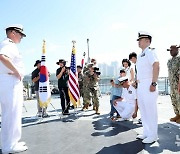 한국 해군 함정서 역사상 첫 미 해군 장교 진급식