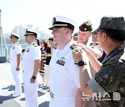 한국 해군 함정서 역사상 첫 미 해군 장교 진급식