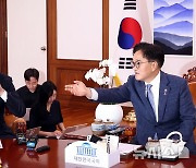 조국 대표에게 차 권하는 우원식 국회의장