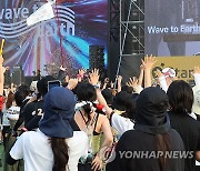 폭염 날려버리는 록 공연 열기