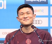 밝은 표정으로 기자회견 참석한 김민재