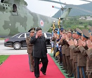 북한 김정은, 수재민 구조한 공군 부대 축하방문