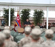 북한 김정은, 수재민 구조한 공군 부대 축하방문