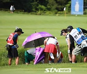 [STN포토]박현경, 동료 볼을 먼저 찾아야 한다