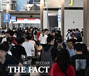 '여름휴가 떠나자' 해외 여행객으로 붐비는 인천공항 [TF사진관]