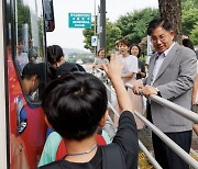 박강수 마포구청장 초등학생 ‘여름방학 영어 캠프’ 응원