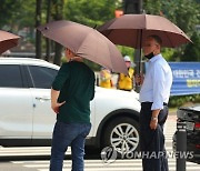 불볕더위에 양산 찾는 남자들 "눈치 안 보여요"