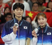 '4강 후유증' 김원호·정나은, 한국 배트민턴에 은메달 선사