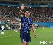 축구 팬들에게 인사하는 손흥민 [MK포토]