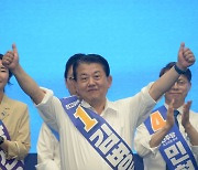 인사하는 김병주 후보