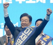 인사하는 이재명 더불어민주당 당대표 후보