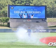 폭염에 달궈진 그라운드 물뿌리는 문수야구장 관계자들 [사진]