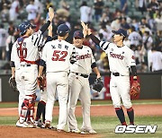 LG전 8-3 승리 기쁨 나누는 롯데 선수들 [사진]