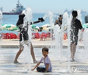 전국 무더위 속 곳곳 소나기…낮 최고 36도