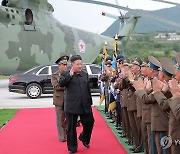 김정은, 침수지역 주민 구출에 투입됐던 헬기 부대 축하 방문