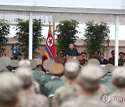 김정은, 침수지역 주민 구출에 투입됐던 헬기 부대 축하 방문