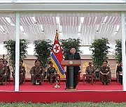 김정은, 침수지역 주민 구출에 투입됐던 헬기 부대 축하 방문