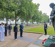 강정애 장관, 런던 한국 참전비 참배