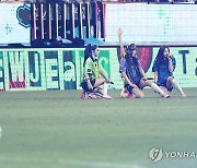 축구팬들 앞에 선 뉴진스