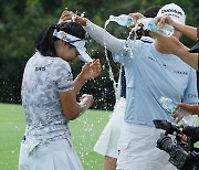 [포토]윤이나,폭염 날리는 축하 물세레