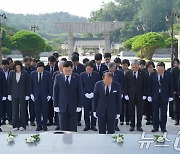 박찬대 민주당 대표 직무대행, 5.18민주묘지 참배