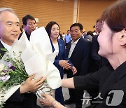 축하받는 양부남 野 광주시당위원장