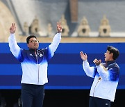 이우석 축하 받으며 시상대 오르는 김우진