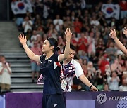 인니 매체도 칭송한 안세영 인성 "경기 끝나자마자 툰중 따뜻하게 안아주더라"