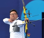 양궁 김우진, 개인전 8강 진출…3관왕 노린다[파리올림픽]