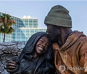 [NBA] '딸과 함께' LAL, 역사적인 코비 두 번째 동상 공개…"최고의 아빠, 최고의 딸"