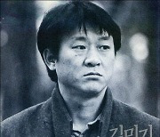 ‘아침 이슬’ 보다 김민기 [노원명 에세이]