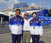 [포토] 정의선 회장, ‘혼성 금메달리스트’ 김우진·임시현 선수와 함께