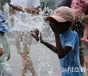 폭염에 광화문 광장 분수대 찾아 물놀이 즐겨요!