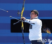 김우진, 남자 양궁 최초 3관왕 등극…한국 전종목 석권