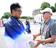 김우진, '정의선 현대차 회장과 파리올림픽 3관왕 악수' [사진]