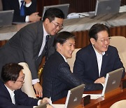 조국 “이재명과 시련과 고통 함께한 사이···이간질 말라”