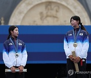 대화하는 임시현과 남수현