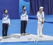 두 개의 태극기 바라보는 임시현과 남수현