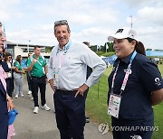 바흐 IOC 위원장과 인사하는 박인비