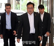 [포토]금융리스크 점검회의 향하는 김병환 금융위원장