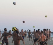 [포토] 전쟁에도 재밌는 해변 축구