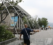 전국 곳곳 최대 80㎜ 소나기…중부 '후텁지근' [퇴근길날씨]