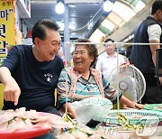 윤석열 대통령, 휴가 첫 날 통영중앙시장 방문